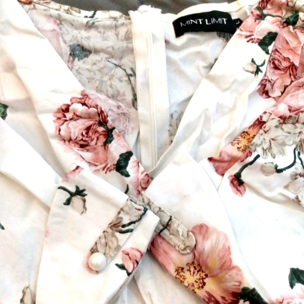 A very stunning floral flowy dress only wore one time size large